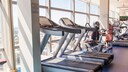 Laufb&auml;nder in einem leeren Fitnessstudio
