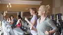 Mehrere Frauen auf Laufb&auml;ndern in einem Fitnessstudio