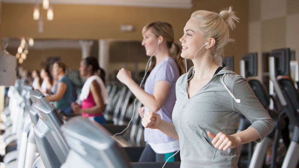 Mehrere Frauen auf Laufbändern in einem Fitnessstudio