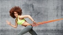 Frau am Trainieren mit Fitnessband