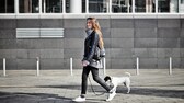 Frau läuft mit ihrem Hund