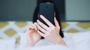 Eine Frau am Smartphone