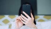 Eine Frau am Smartphone