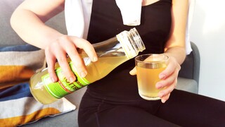 Brottrunk enthält viele wertvolle Probiotika - am besten sollte man zu jeder Mahlzeit ein Glas trinken.
