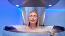 Kryotherapie: Frau in der K&auml;ltekammer