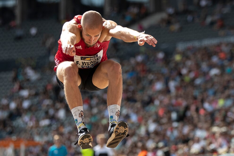 Felix Wenzel während der deutschen Dreisprung-Meisterschaft im Berliner Olympiastadion