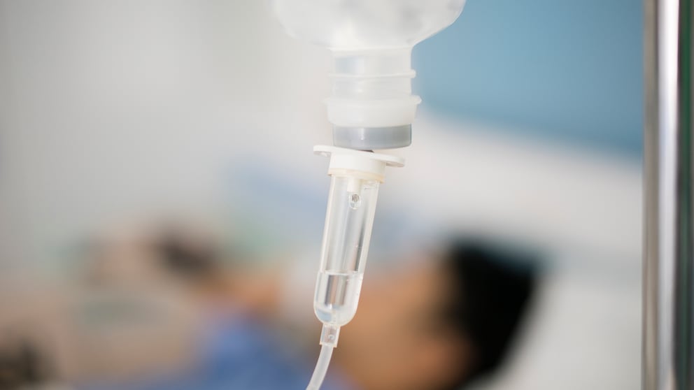 Rheumamittel Tocilizumab bei Covid-19: Infusionsgerät, im Hintergrund liegt ein Patient