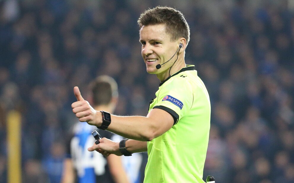 Daniel Siebert as referee at the Champions League match Brugge KV vs. Paris Saint-Germain