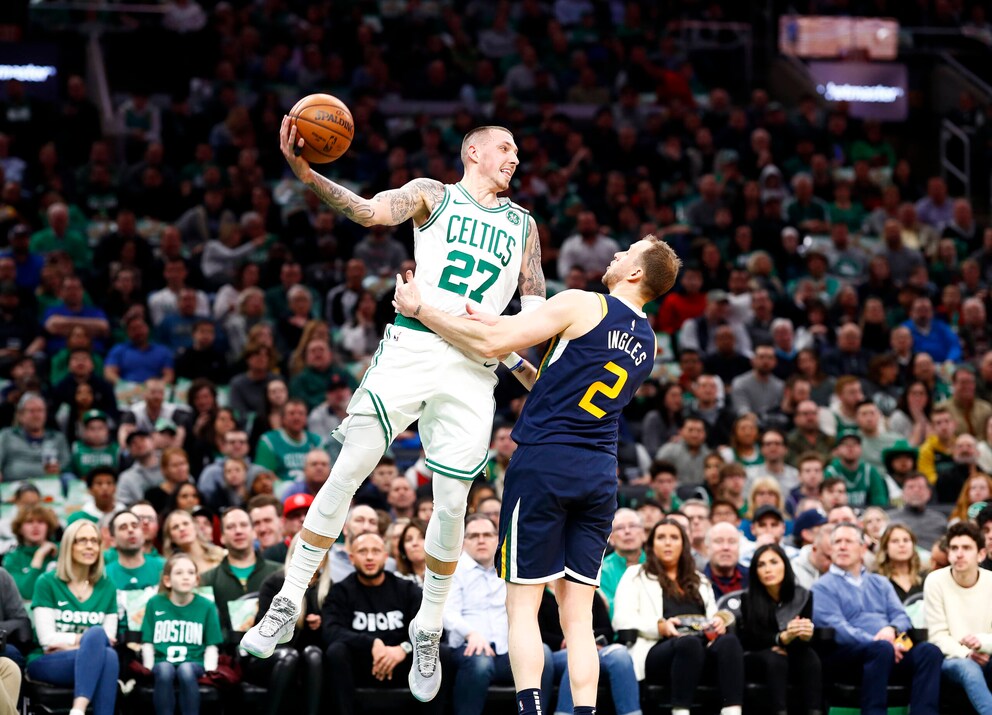 Daniel Theis during a rebound