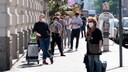 Menschen mit Mundschutz und auf Abstand zur Vermeidung einer Ausbreitung des Coronavirus