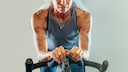 Frau auf Fahrrad: Ausdauersport kann im Alter Muskelreparatur beschleunigen
