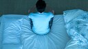Schlafstörungen in Corona-Zeiten: Mann sitzt nachts im Bett