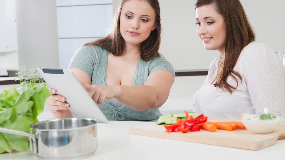 Eine Frau lässt sich von einer Diätassistentin beraten