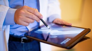Arzt begutachtet Ergebnis von Stammzellentherapie bei Arthrose