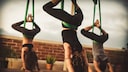 Entspannend wie anstrengend: Aerial Pilates sieht wesentlich leichter aus, als es ist.