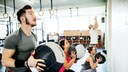 Wann öffnen Fitnessstudios wieder? Menschen beim Training im Gym