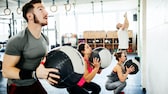 Wann öffnen Fitnessstudios wieder? Menschen beim Training im Gym