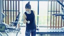 junge Frau trainiert mit Maske im Studio