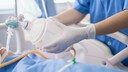 Risikofaktoren: Ärzte halten ein Beatmungsgerät für einen bettlägerigen Patienten