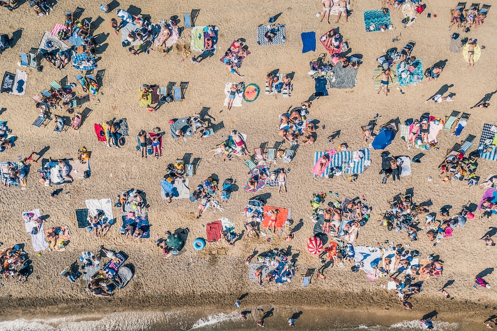 Herden-Immunität: Menschen liegen am Strand in England