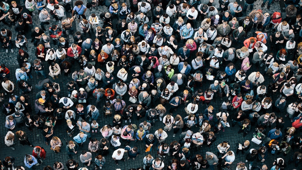 Herdenimmunität: Viele Menschen stehen auf einem Platz