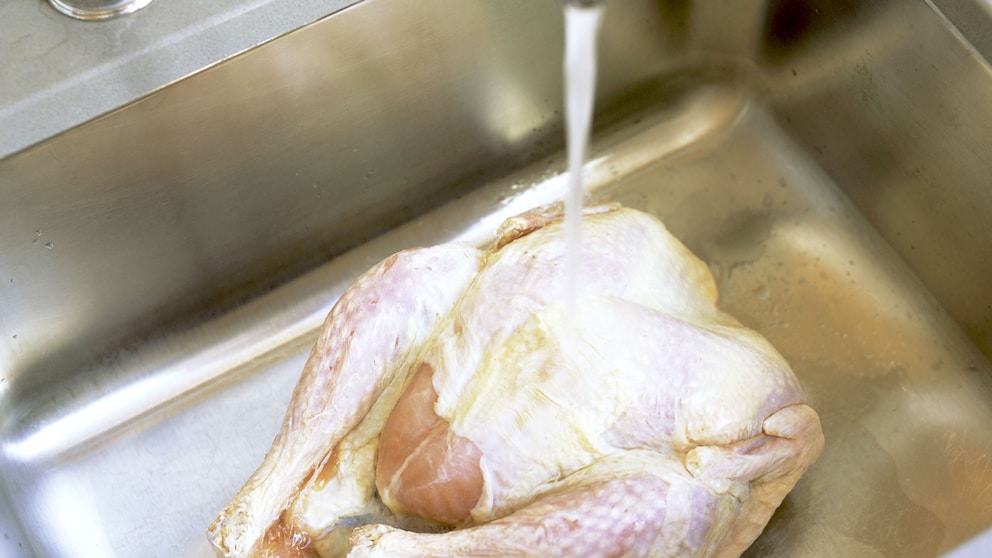 Geflügel Waschen von Geflügel vor dem Kochen