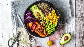 Quinoa-Veggie-Bowl: Leben Vegetarier und Veganer gesünder?
