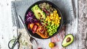 Quinoa-Veggie-Bowl: Leben Vegetarier und Veganer gesünder?