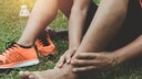 Bei einem akuten Bänderriss lautet die erste Maßnahme: Fuß hochlegen und unbedingt kühlen!