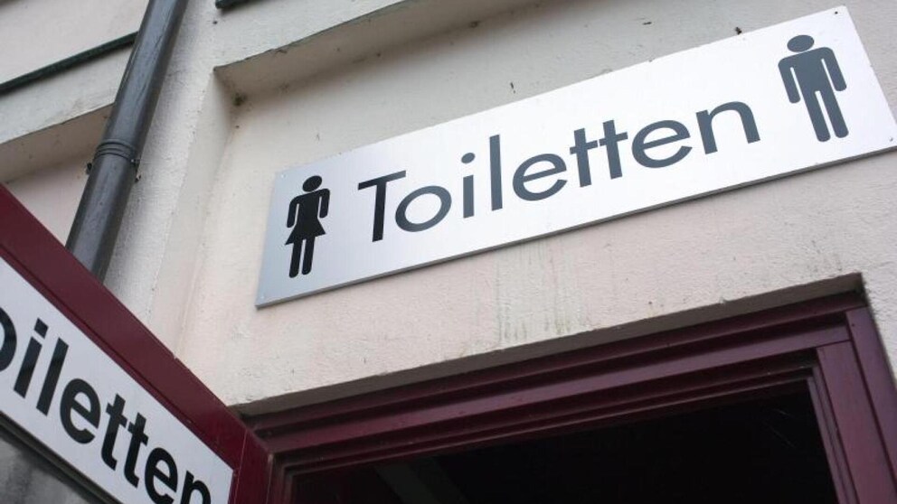 Um die Gefahr einer Ansteckung mit dem Coronavirus zu verringern, sollte man Klodeckel auf öffentlichen Toiletten vor dem Spülen schließen