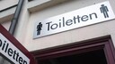 Um die Gefahr einer Ansteckung mit dem Coronavirus zu verringern, sollte man Klodeckel auf öffentlichen Toiletten vor dem Spülen schließen