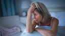 Frau leidet an Schlafproblemen