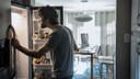 Mann sucht im Kühlschrank nach etwas zum Essen