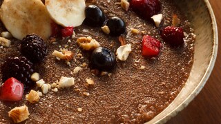 Teff: Ein Teller Porridge aus Teff-Hirse mit Früchten