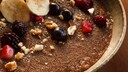 Teff: Ein Teller Porridge aus Teff-Hirse mit Früchten