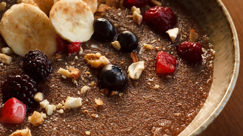 Teff: Ein Teller Porridge aus Teff-Hirse mit Früchten