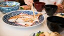 Frau isst Fisch