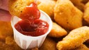 Nuggets: Chicken Nuggets werden in Ketchup gedippt