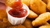 Nuggets: Chicken Nuggets werden in Ketchup gedippt