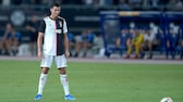 Cristiano Ronaldo in typischer Pose beim Elfmeter