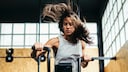 In der zweiten Hälfte des Zyklus ist der Gesamtspiegel der Hormone höher. Wie sich das auf ein Training auswirkt, lesen Sie hier.