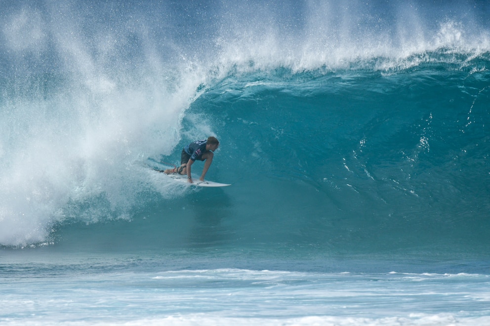  Mit Knie-Bandage: John John Florence schießt beim Pipe Masters 2019 auf Hawaii durchs Barrel