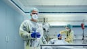 Intensivmediziner wechseln die Beatmung eines Patienten mit Covid-19 von Sauerstoffmaske zu Beatmungsbeitel auf Intensivstation im Krankenhaus, Grevenbroich, NRW, Deutschland (Intensivmediziner wechseln die Beatmung eines Patienten mit Covid-19 von Sa