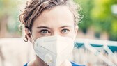 N95-Masken desinfizieren: Frau trägt N95-Maske