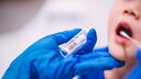 Corona-Tests als Selbstzahlerleistung sind umstritten. Denn liegt ein negatives Testergebnis vor, könnten sich Patienten in falscher Sicherheit wiegen und Abstands- und Hygieneregeln missachten.