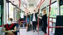 Fahrgäste mit Mundschutz