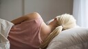 Frau schläft in Seitenlage