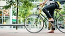 Eine Frau sitzt auf dem Fahrrad