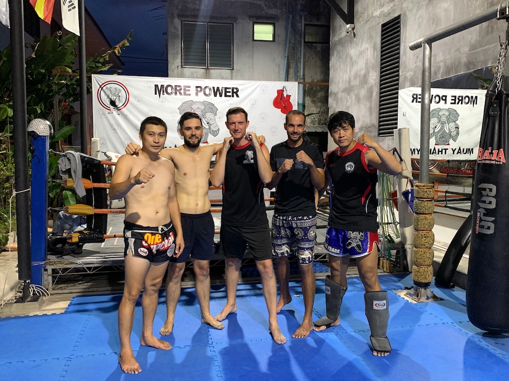 Martin Lewicki (M.) beim Thaiboxen in Chiang Mai