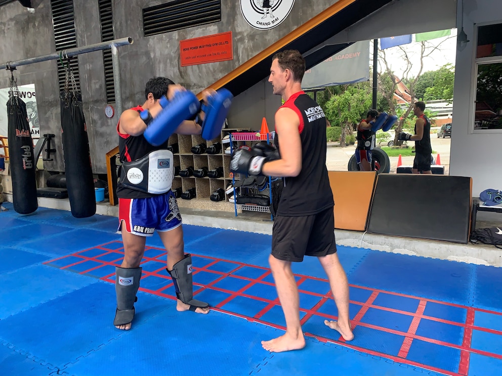 Martin Lewicki mit seinem Trainer beim Thaiboxen in Chiang Mai